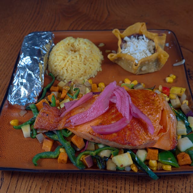 Salmon Platter (Salmón a la Plancha).